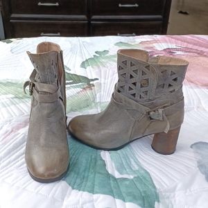 L'Artiste Genuine Leather Ankle Boots